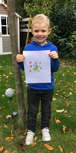 Der fünfjährige Tom ist einer von zwei Gewinnern. Sein Schutzengel-Bild ziert die Banderole der diesjährigen Engel-Schokolade.