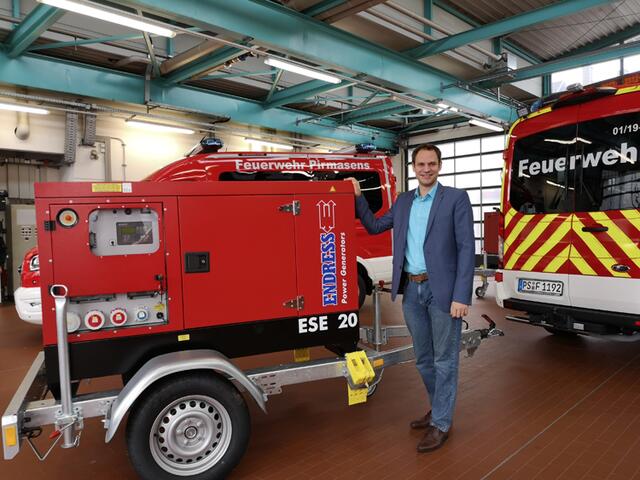 Beigeordneter Dennis Clauer mit dem neuen Stromaggregat