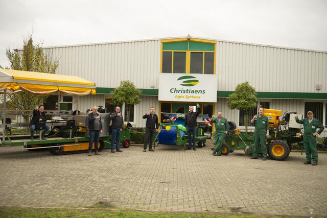 Der niederländische Hersteller Christiaens Agro Systems feiert den expoSE Innovationspreis für die Grünspargelerntemaschine "Christian".