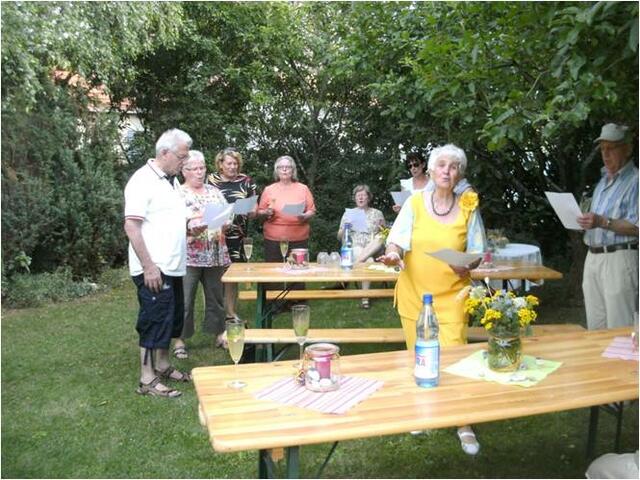 Singen auch im "lockeren" Rahmen: Wichtig für die Chorgemeinschaft.