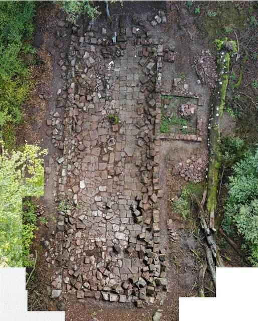 Nach den Freilegungsarbeiten wurdne die Bodenplatten und das quadratische Hirtenhaus sichtbar. | Foto: Husemann