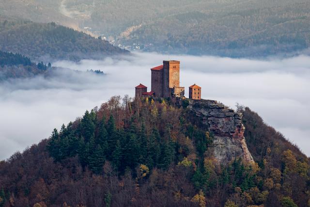 Blick vom Rehbergturm an einem nebligen Morgen