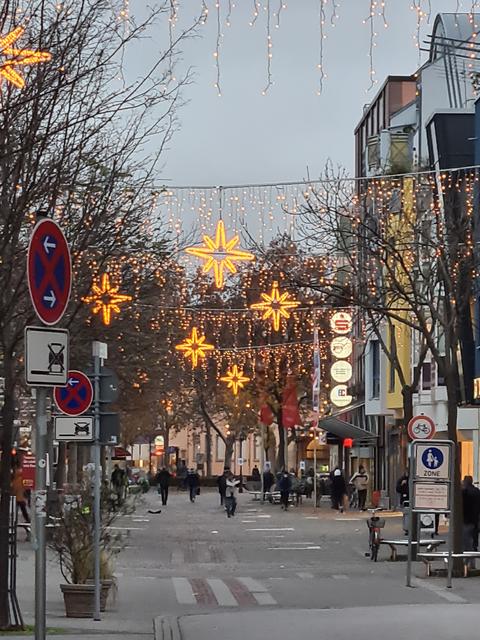 Zwar kein Weihnachtsmarkt, aber wenigstens weihnachtliche Beleuchtung.  | Foto: Gisela Böhmer
