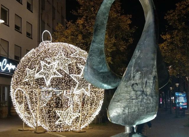 Die größte begehbare Weihnachtskugel Deutschlands.  | Foto: BAS