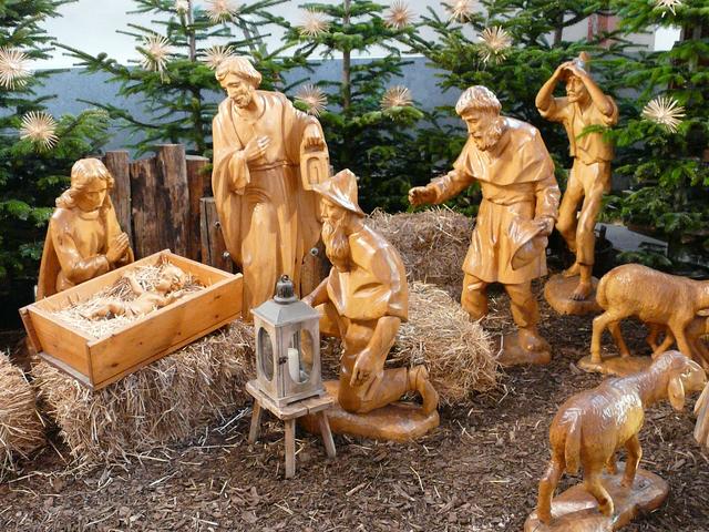 Die lebensgroßen Holzfiguren in der Stiftskirche können in der Adventszeit täglich besucht werden. | Foto: ps