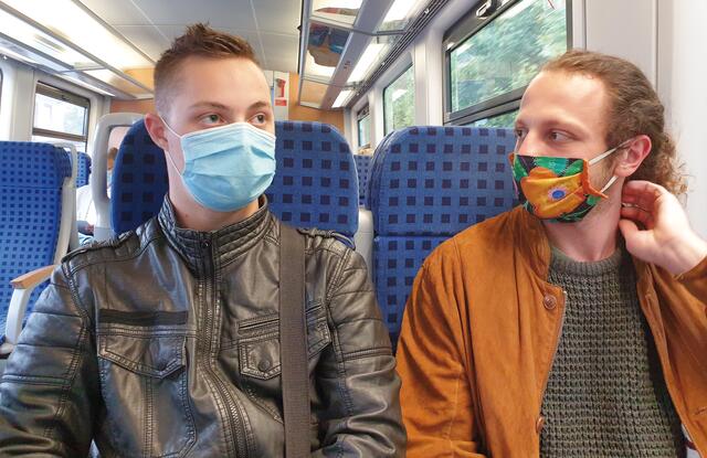 Zugfahrten und andere Wartezeiten nutzen die beiden für Denkaufgaben. Vor allem Kopfrechnen steht hoch im Kurs. | Foto: Lebenshilfe Südliche Weinstraße/Christmann