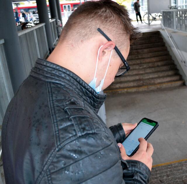 Nützlicher Helfer: Matti Hemberger nutzt sein Smartphone unter anderem, um herauszufinden, wann sein nächster Zug fährt. | Foto: Lebenshilfe Südliche Weinstraße/Christmann