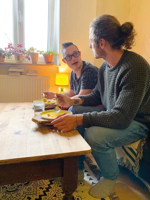 Stärkung vor dem Judo-Training: Hani Ayache kocht regelmäßig mit und für Matti Hemberger – zum Beispiel Kürbissuppe. Gesunde Ernährung ist beiden wichtig. | Foto: Lebenshilfe Südliche Weinstraße/Ayache