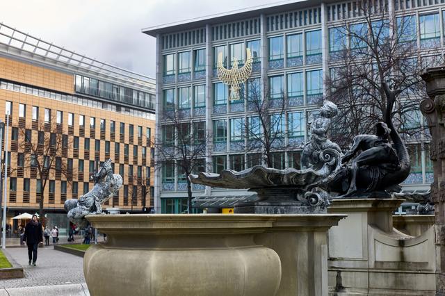 Die Umgestaltung des Paradeplatzes wurde 1993 mit der Wiederaufstellung der restaurierten Grupello-Pyramide abgeschlossen.  Foto: Gaier
