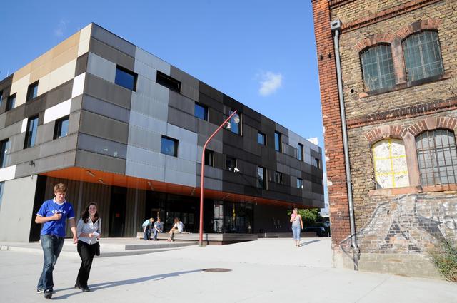 2004 wurde der mittlerweile aufgestockte Neubau der Popakademie bezogen.  Foto: Gaier