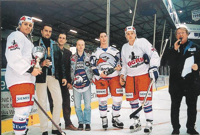 Unzertrennlich: Das Wochenblatt Mannheim und der „Liebling der Saison 1999“. Rechts die Stimme der Adler Udo Scholz.
