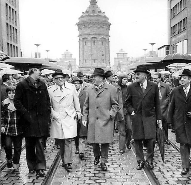 Eröffnung der Fußgängerzone mit OB Ludwig Ratzel (Mitte).  Foto: Archiv Wochenblatt