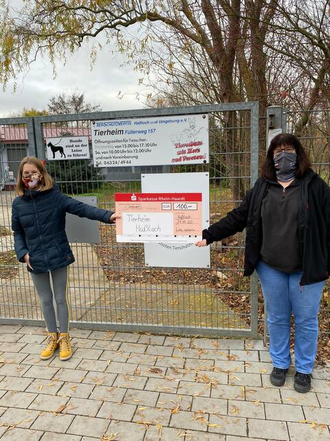 Lea übergibt die Spende an Frau Fützenreiter vom Tierschutzverein Haßloch, die sich sehr über den Betrag freute!!!! 