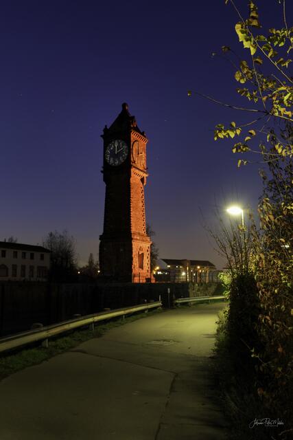 Die Pegeluhr auf der Parkinsel auch in Orange | Foto: Johann-Peter Melder