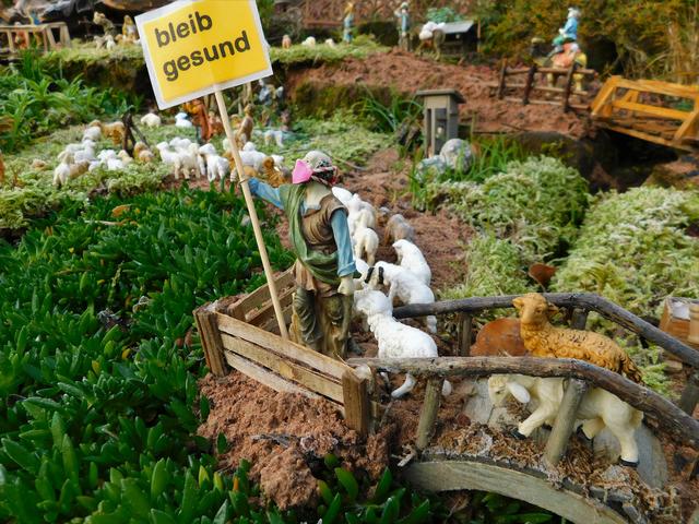 Weihnachtskrippe in Bindersbach: Abstand halten, Maske tragen...und bleibt gesund | Foto: Gérard Salmon