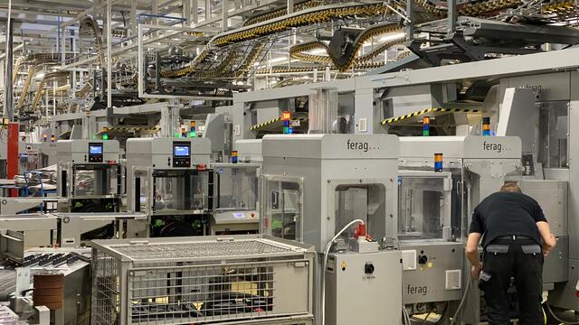 Als die Maschine ins Stocken gerät, müssen Techniker nach dem Fehler suchen | Foto: Kim Rileit