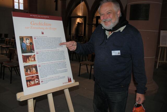 Turmführer Frieder Hachenberg erläutert die in der Stiftskirche aufgestellten Schautafeln mit Infos über den 1992 verstorbenen Bildhauer Siegfried Salewski. | Foto: Pacher
