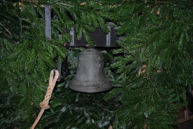 Nach fast einem halben Jahrhundert kann die ehemals in der Laterne des Stiftskirchenturms befindliche Feuerwehrglocke wieder besichtigt werden. Sie befindet sich am rechten Rand der Krippe und soll im kommenden Frühjahr wieder endgültig an ihren „Heimatort“ zurückgeführt werden. | Foto: Pacher