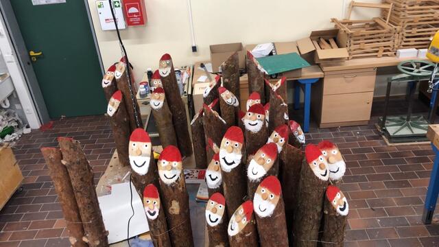 Einige der von Schülerinnen und Schülern der Wasgauschule hergestellten Weihnachtsmännchen vor dem ausschwärmen. | Foto: Foto: Wasgauschule Hauenstein