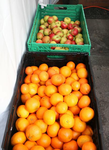 Auch Äpfel und Mandarinen gab es. | Foto: Gisela Böhmer