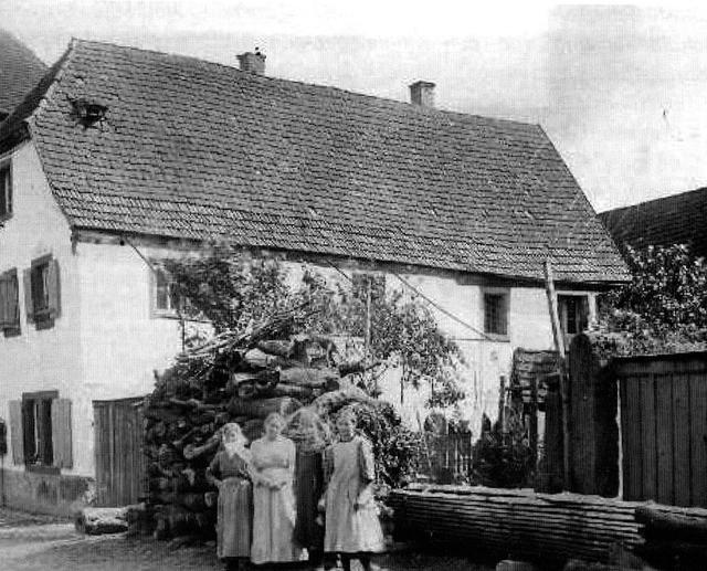 Erst Schulhaus, dann Gastwirtschaft, heute Friseursalon: ein altes Haus an der Bahnhofstraße im Wandel der Zeit. | Foto: PS