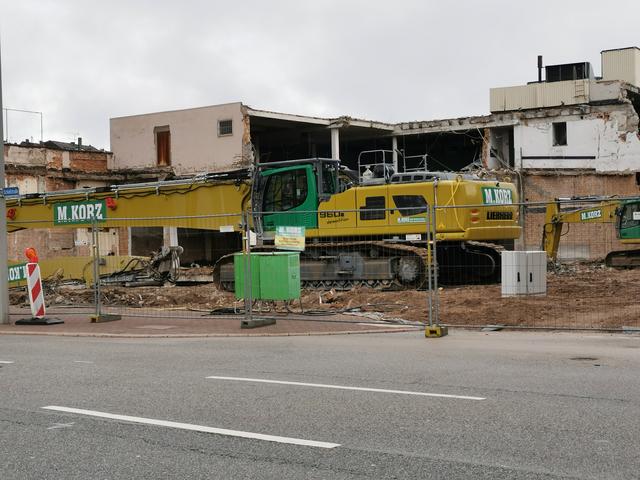 Nur noch eine Ruine ist die Kaufhalle, die Platz machen soll für das ehrgeizige Zukunftsprojekt „Schuhstadt“. Foto: Kling-Kimmle