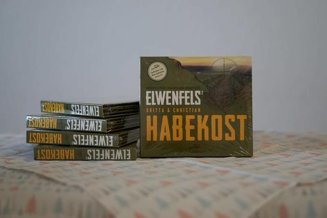 Heute verlosen wir fünf Exemplare des Hörbuchs "Elwenfels 2: Schorle für den Scharfschützen" von Britta und Christian "Chako" Habekost.