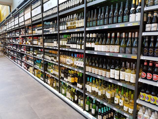 Die Preise für Wein im Supermarkt sind vergleichsweise niedrig, der Durchschnittspreis liegt bei etwa fünf Euro /Symbolfoto