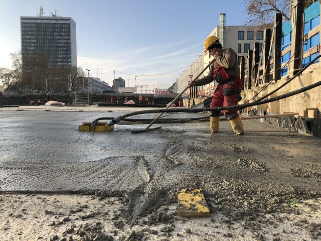Deckel zu: Östlich vom Ettlinger Tor ist der Autotunnel Kriegsstraße im Rohbau komplett hergestellt, der letzte Deckel ist betoniert.  | Foto: Kasig