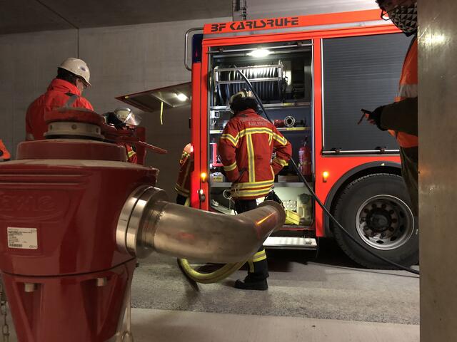 Funktioniert: Die Berufsfeuerwehr Karlsruhe hat die bereits installierte Löschwasserleitung erfolgreich getestet.  | Foto: Kasig