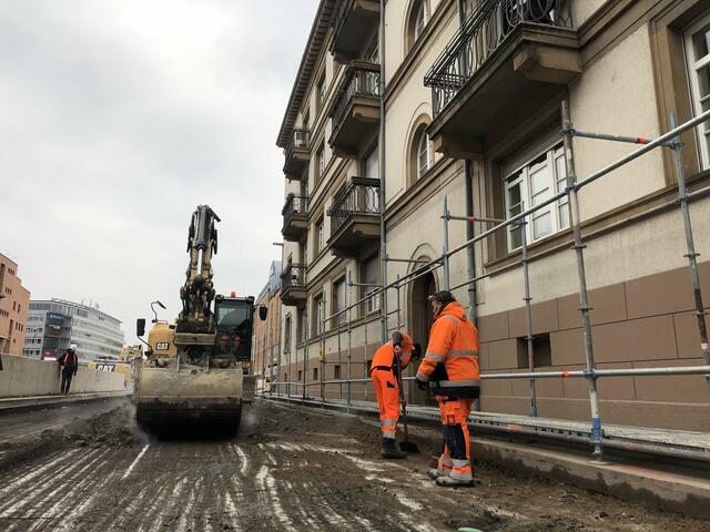 Bald fertig: Vor dem Meidinger-Block in der Kriegsstraße hat der Bau der endgültigen Geh- und Radwege und der Autofahrbahnen begonnen. | Foto: Kasig