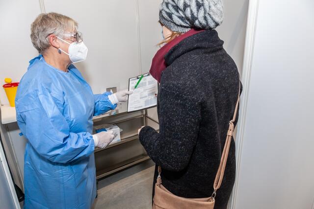 Corona-Impfzentrum Südpfalz in Wörth ist bereit: Im Behandlungsraum | Foto: Paul Needham
