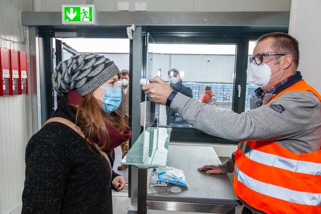 Am Eingang schon wird der Impfpatient untersucht - unter anderem wird kontaktlos Fieber gemessen | Foto: Paul Needham