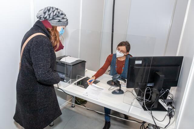 Corona-Impfzentrum Südpfalz in Wörth ist bereit: An der Anmeldung | Foto: Paul Needham