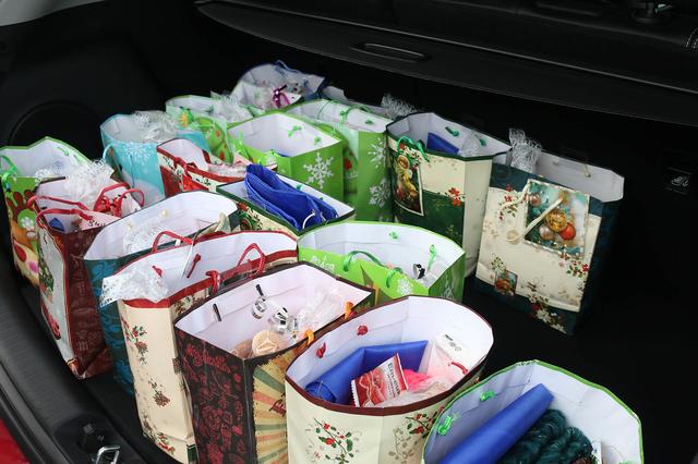 Es gab nicht nur einen Weihnachtsbaum samt Schmuck, auch kleine Präsente für die Kinder wurden gepackt.  | Foto: Gisela Böhmer