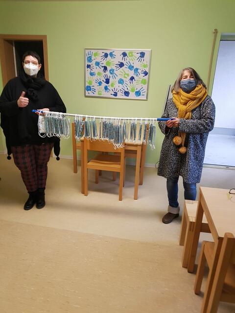 Übergabe von 80 Masken, die künftig im Stadtteiltreff Nordpol genutzt werden können | Foto: ps