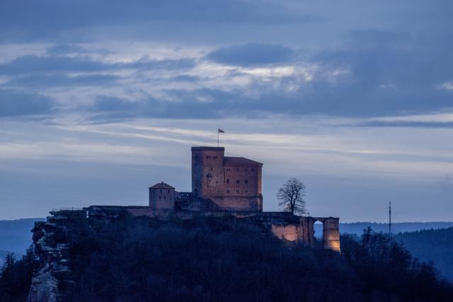 Trifels bei Dämmerung