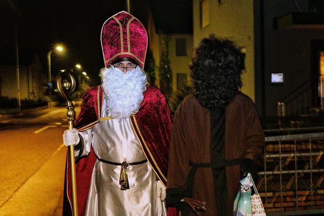 Mit Knecht Ruprecht und dem Nikolaus unterwegs in Leimersheim | Foto: Heike Schwitalla