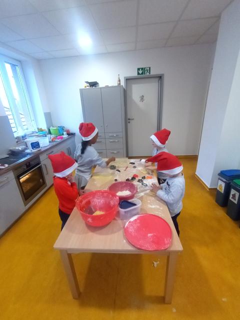 Heute war es wieder soweit, unsere Weihnachtswichtel machten sich ans Werk und backten die heiß begehrten Weihnachtsplätzchen. Mmmh ... wie das duftete und schmeckte!!!! | Foto: Kita Arche Noah Weilerbach