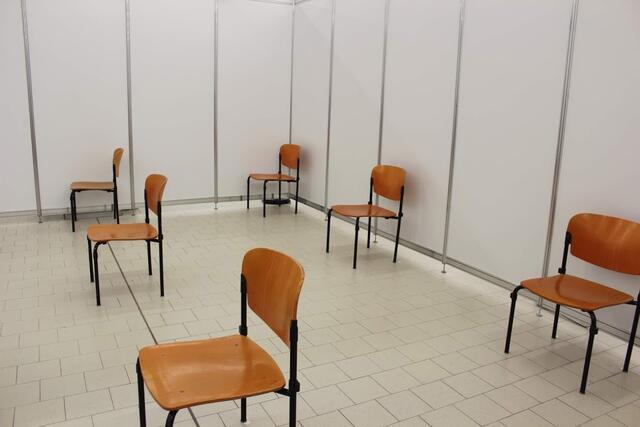 In den großen Wartebereichen sitzen die Impflinge einzeln mit großen Abständen zueinander. | Foto: Basaric-Steinhübl