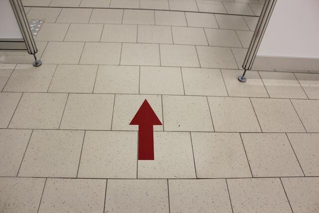 Rote Pfeile weisen den Impflingen den richtigen Weg. | Foto: Basaric-Steinhübl