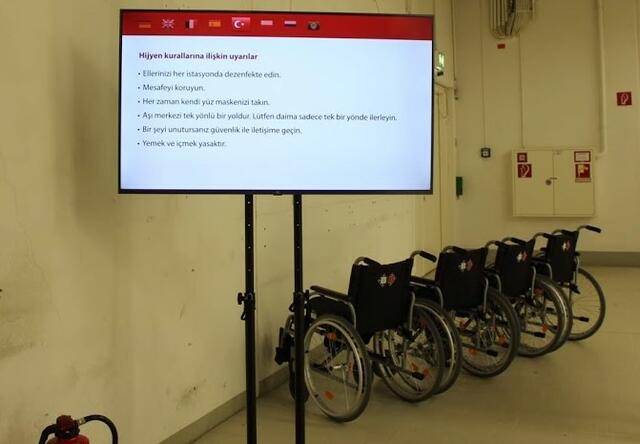 Überall gibt es Informationen auf großen Bildschirmen in acht Sprachen. Rollstühle stehen für ältere oder kranke Menschen bereit. | Foto: Basaric-Steinhübl