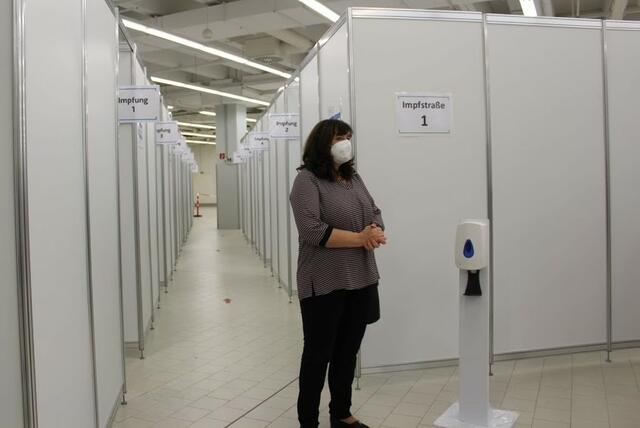 Eine der zwei Impfstraßen mit zwölf Impfkabinen. | Foto: Basaric-Steinhübl