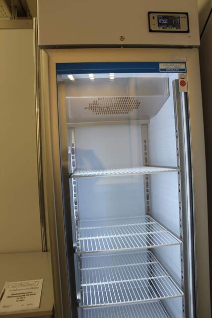 Der Kühlschrank, in dem hoffentlich bald die Impfdosen gelagert werden. | Foto: Basaric-Steinhübl