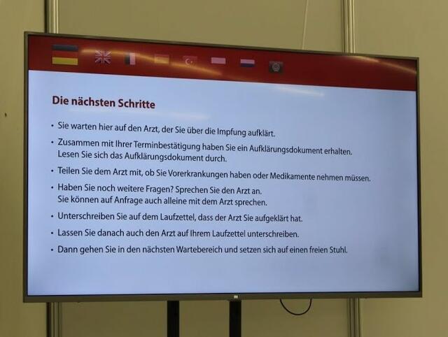 Im Wartebereich werden die nächsten Schritte des Impfvorgangs erläutert. | Foto: Basaric-Steinhübl