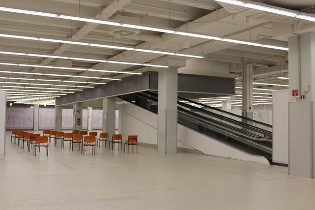 Der Ruhebereich nach der Impfung. Rechts zu sehen ist die Rolltreppe nach oben. Dort könnten bei Bedarf weitere Impfstraßen aufgebaut werden. | Foto: Basaric-Steinhübl