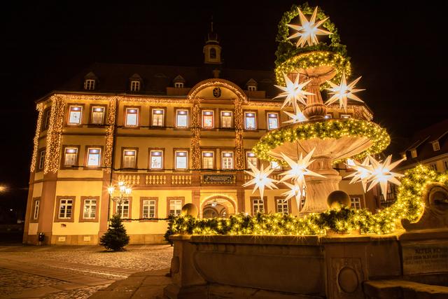 Frohe Weihnachten. Der Marktplatz Neustadt erstrahlt im Lichterglanz.
Bild: privat/Georg Beck