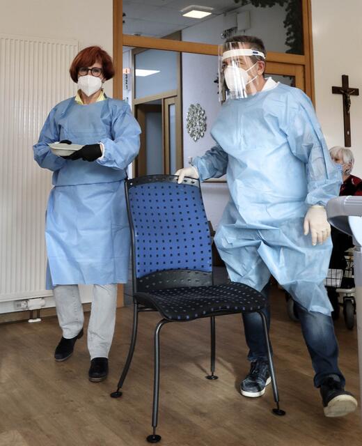 Apothekerin Margit Bredel aus Wörth und Arzt Hüseyin Celik aus Germersheim mit der ersten Impfdosis | Foto: Bauer