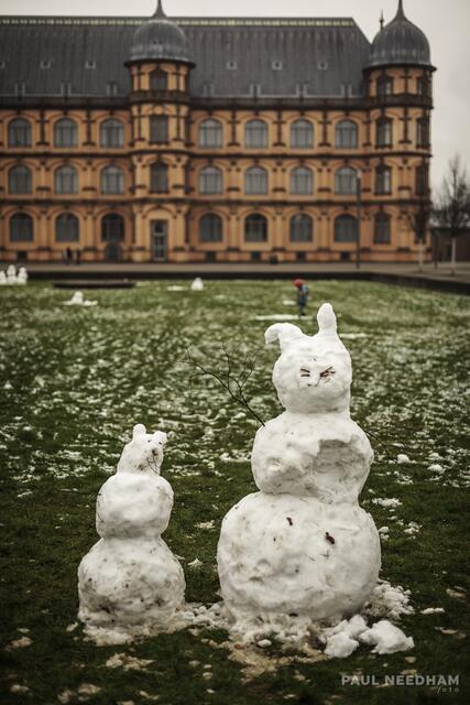 Schneemänner oder Schneehasen rund ums Schloss Gottesaue in Karlsruhe | Foto: Paul Needham