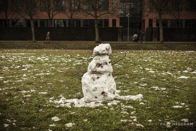 Schneemänner rund ums Schloss Gottesaue in Karlsruhe | Foto: Paul Needham